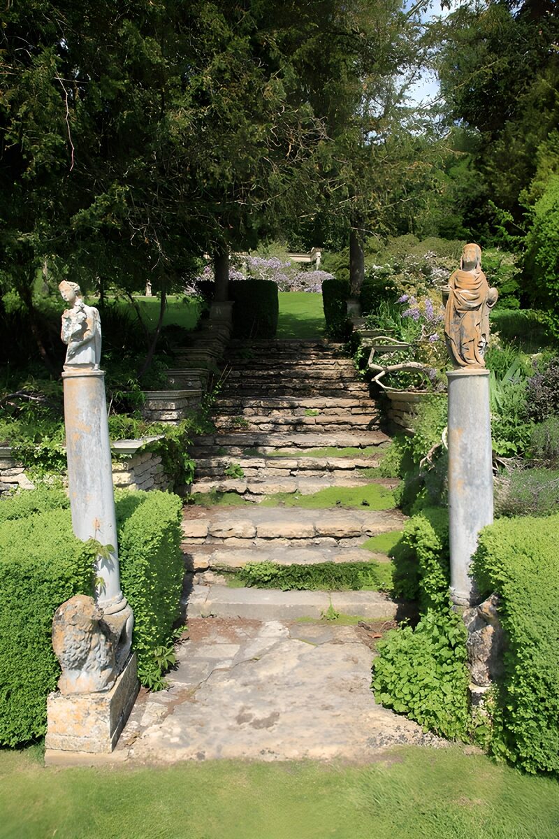 Rustige tuin met beeldhouwwerken