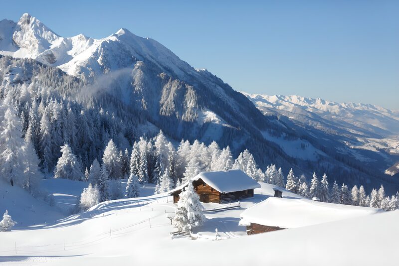 Winters landschap met hutten en bergen