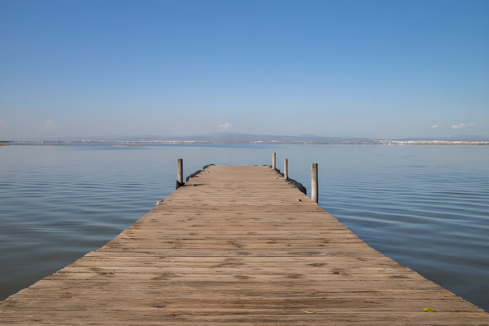 Rustige houten pier aan de waterkant