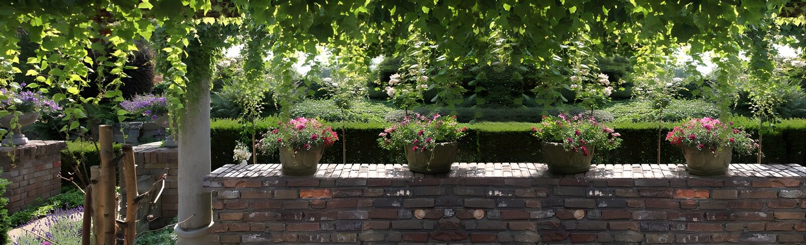 : Prachtige tuin met bloempotten