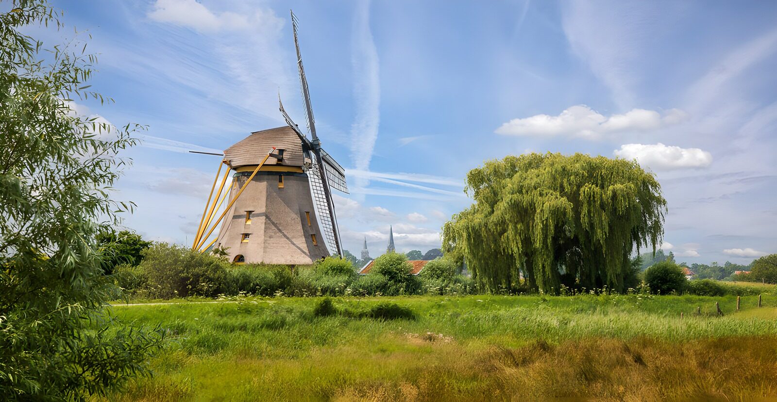 Historische molen in het groene landschap