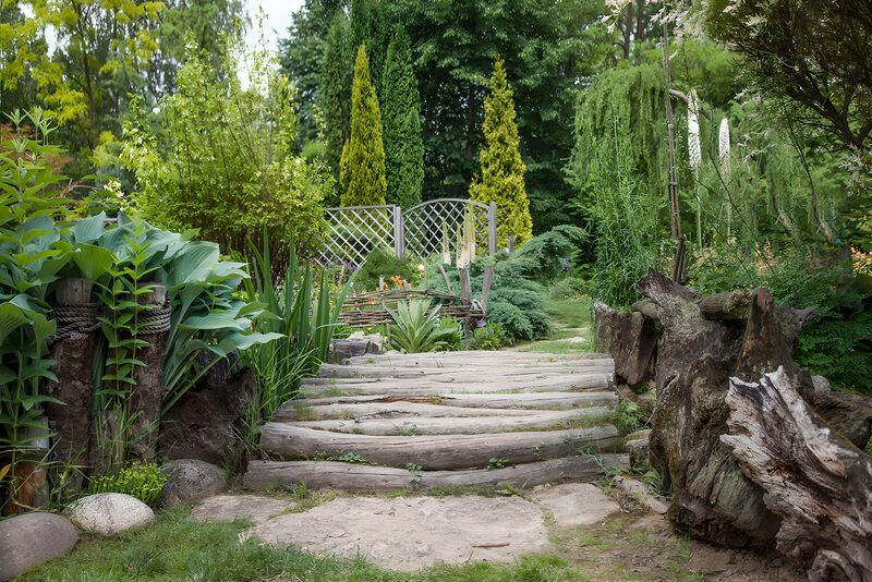 Prachtig tuinpad naar een groene oase