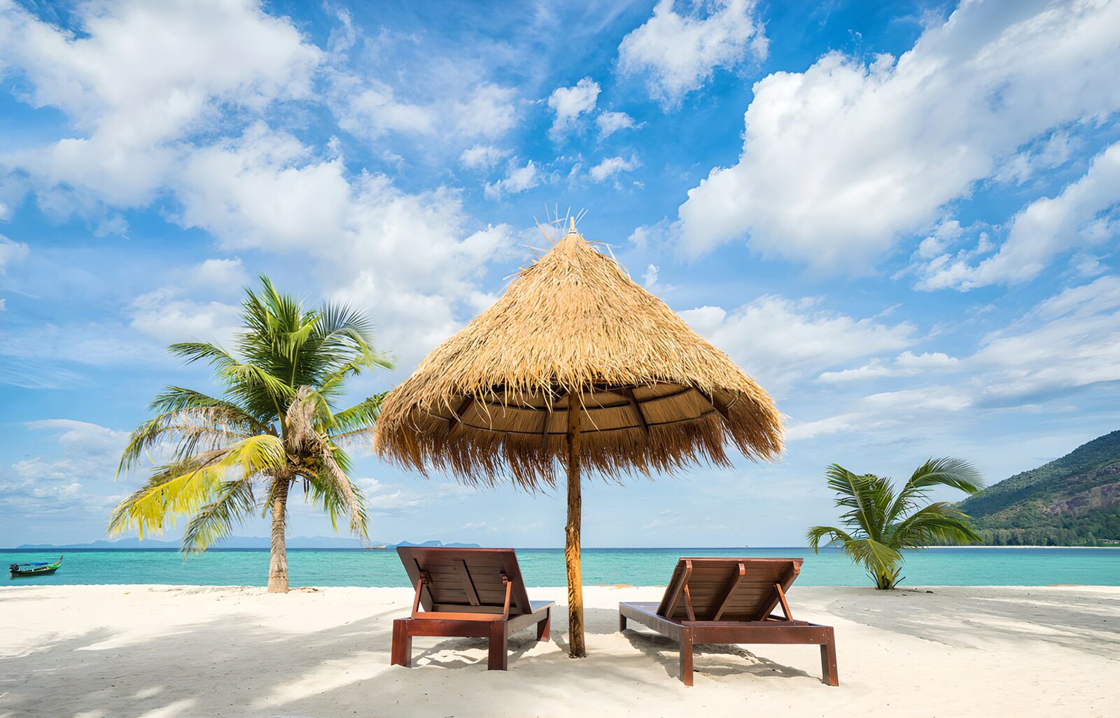 Tropische strand met ligstoelen, parasol en palmboom