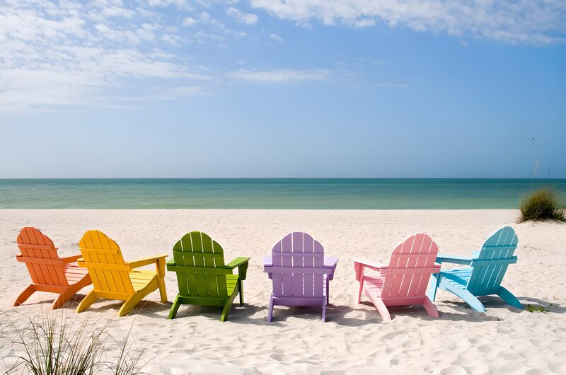 Kleurrijke stoelen aan het strand