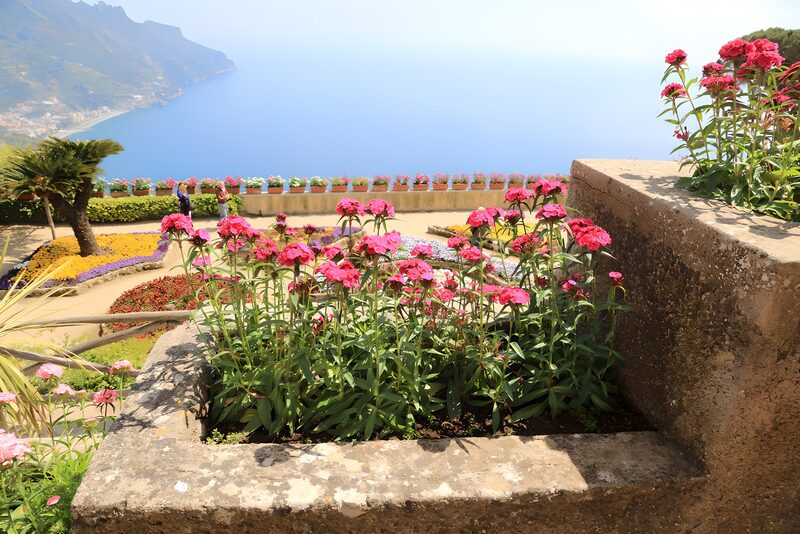 Bloemrijke tuin met uitzicht op zee