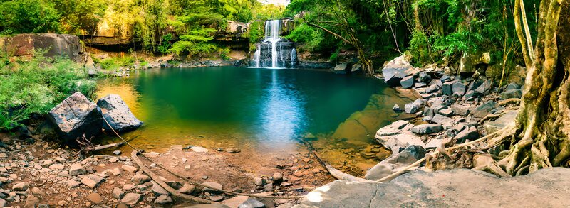 Adembenemende waterval in de natuur