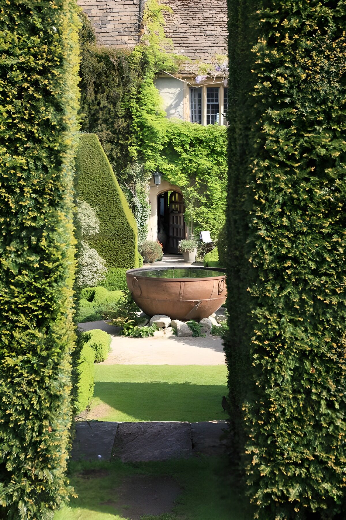 Betoverende tuin met een oude put