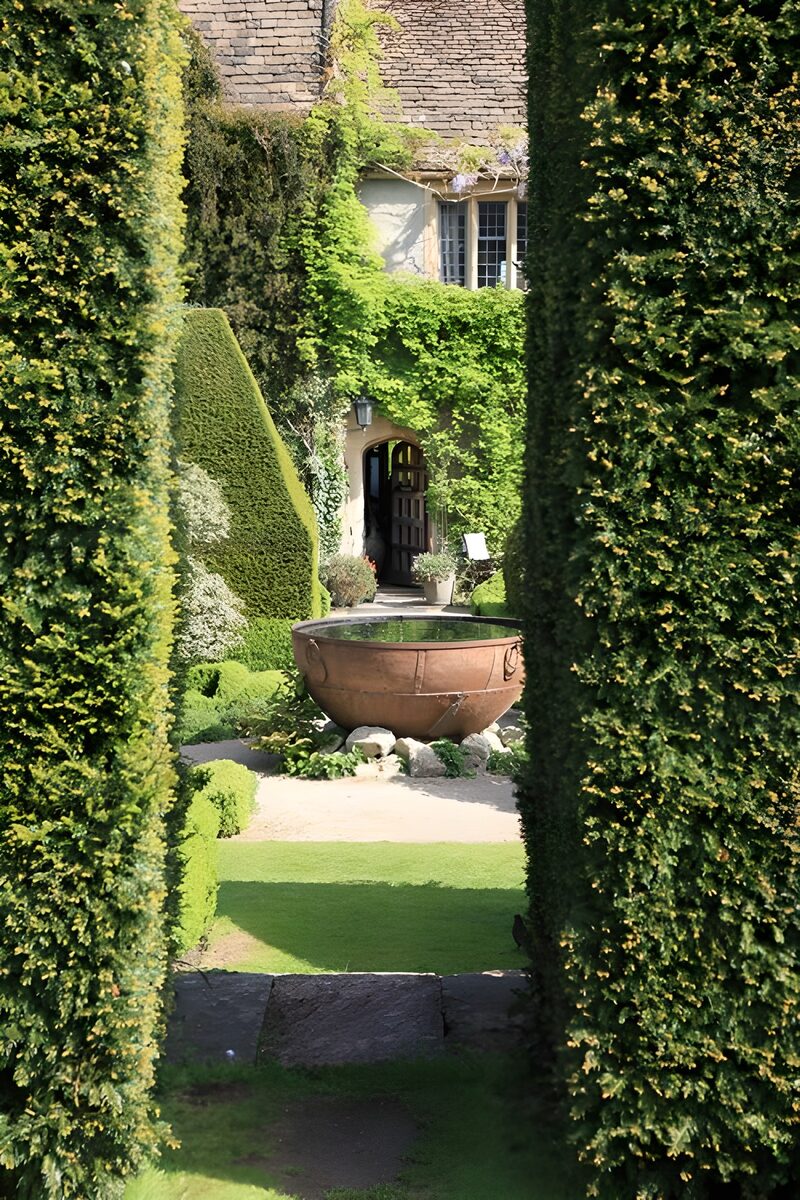 Betoverende tuin met een oude put