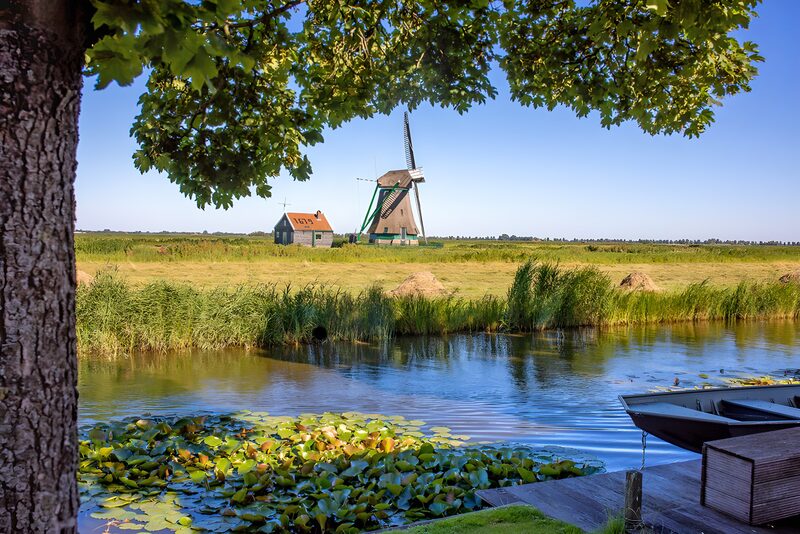 Molenlandschap met rustige water