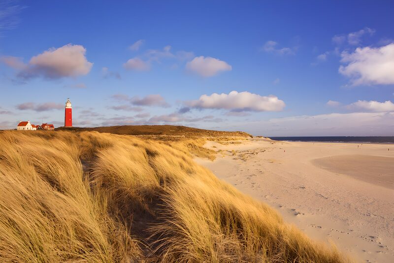 Zand en zee bij de vuurtoren van Texel