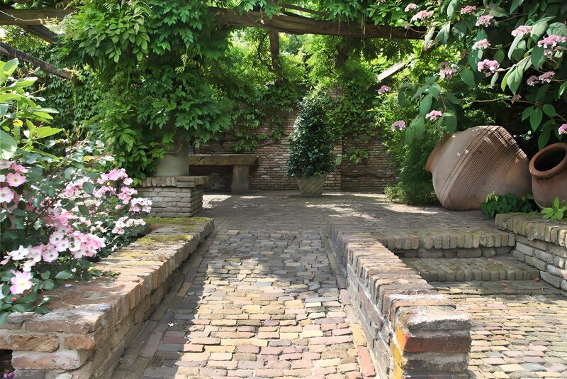 Rustieke tuin met groene oase