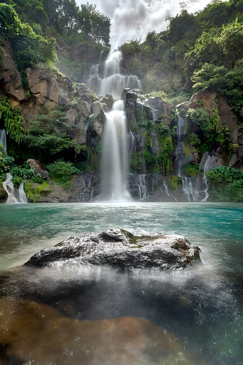 Prachtige waterval in weelderige natuur