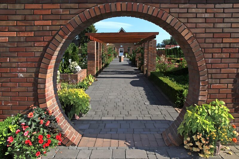 Mooie tuin met bakstenen doorgang