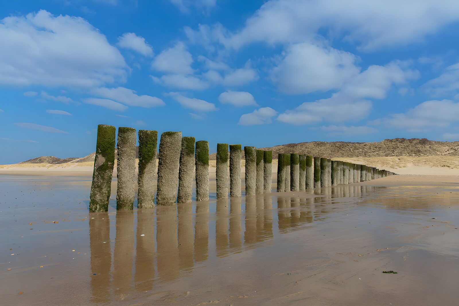 Golven van de tijd aan het strand