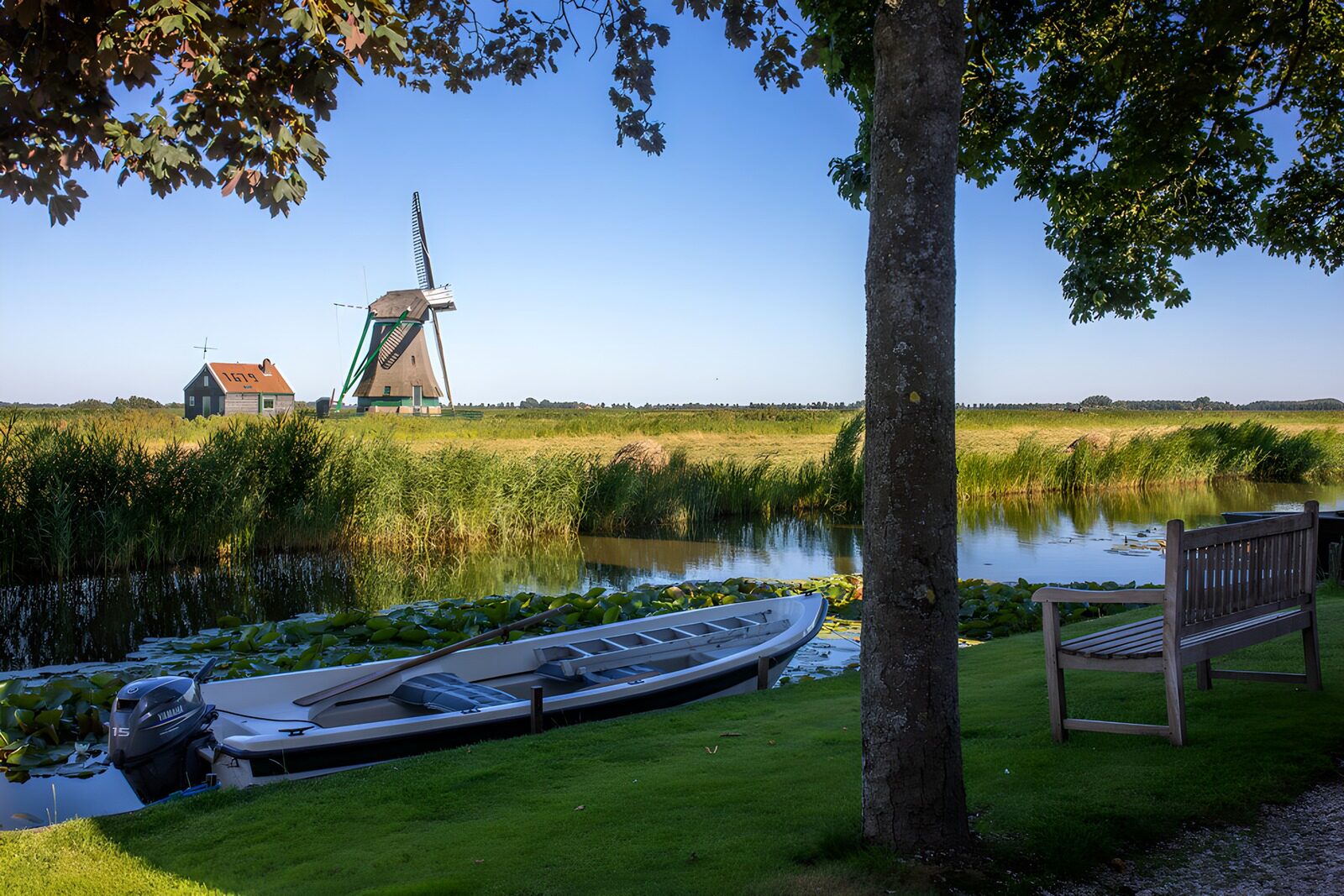 Rustige molenlandschap met boot
