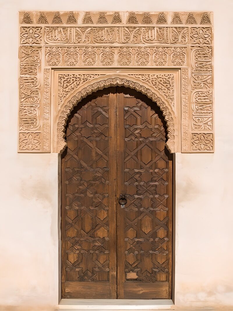 Mooie houten deur met Arabische decoratie