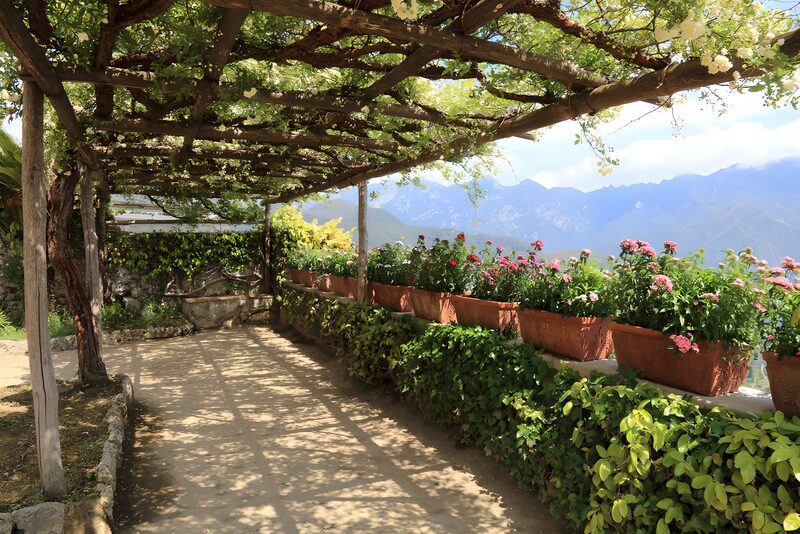 Rustige Bloementuin met Pergola