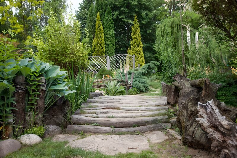 Sfeervolle tuin met houten trappen