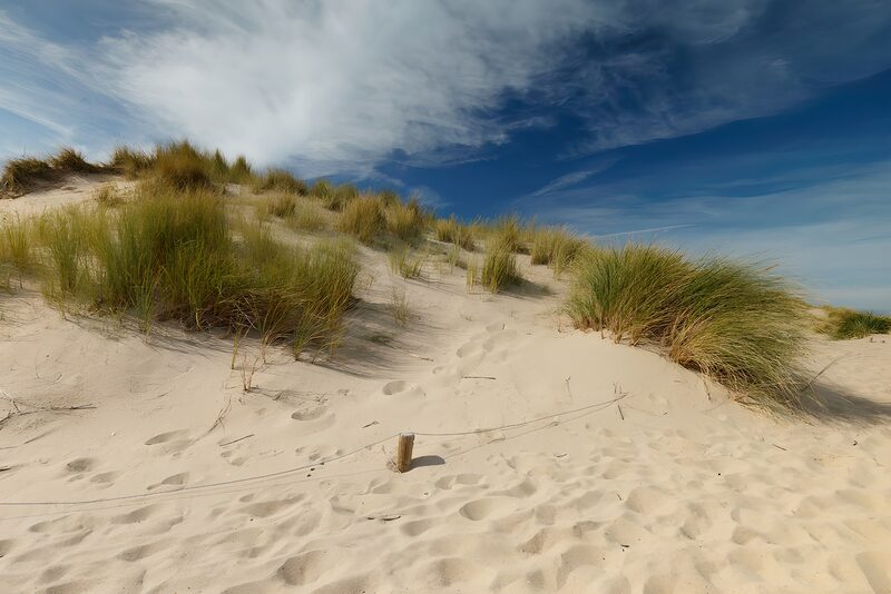 Zandduinen onder een blauwe lucht