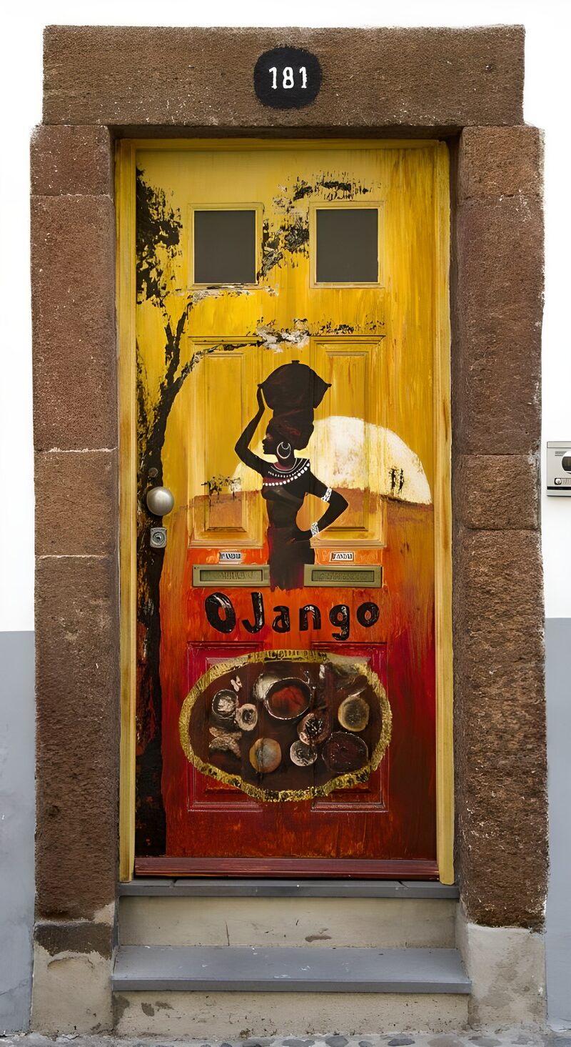 Kleurrijke deur met Afrikaanse kunst