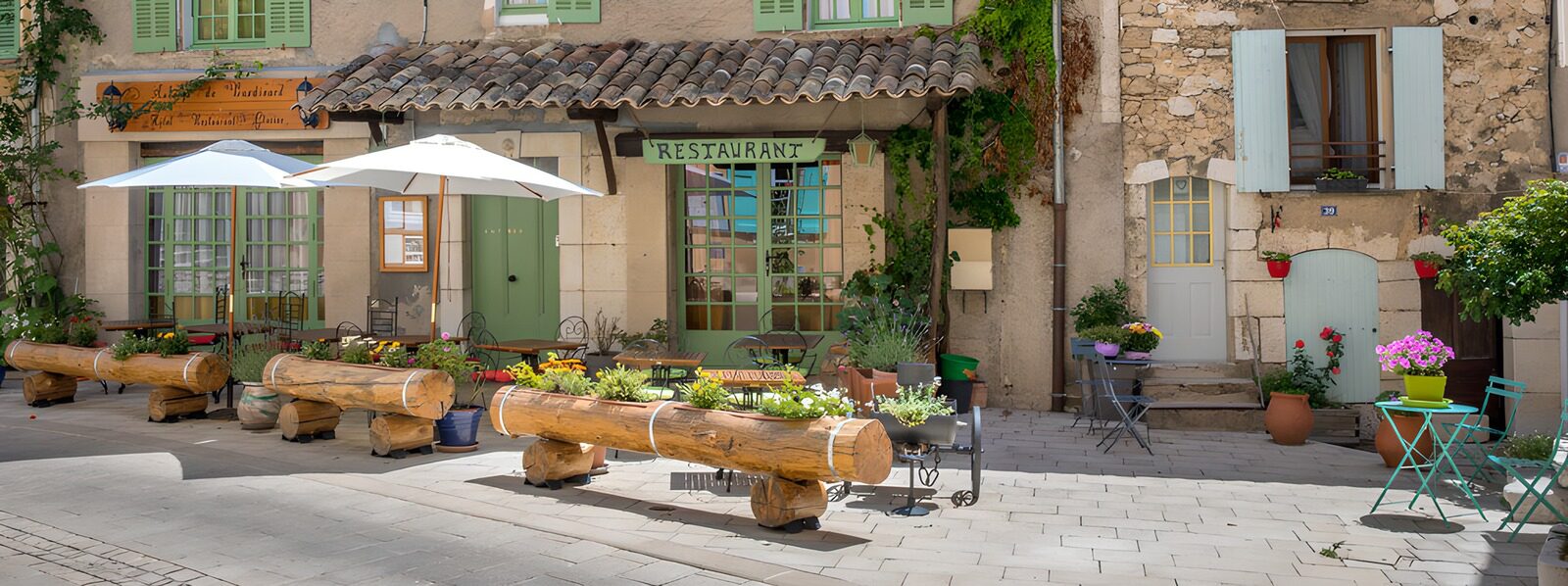 Sfeervol restaurant in een pittoresk dorp