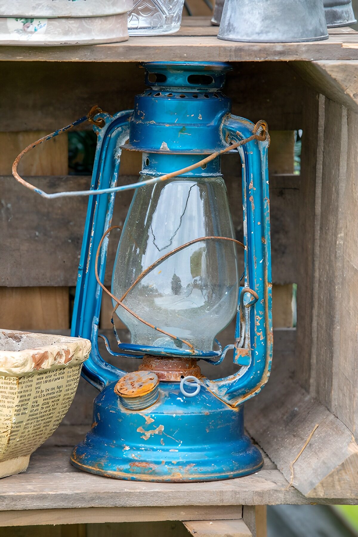 Oude blauwe olielamp in een schuur