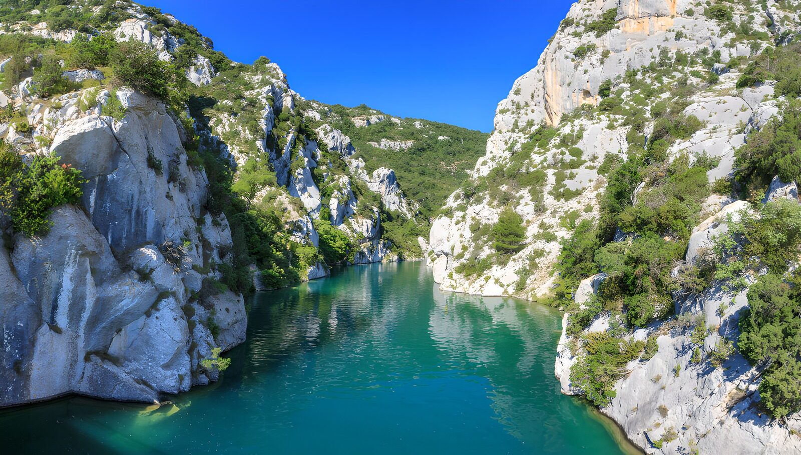 Prachtig uitzicht op groene rivierkloof