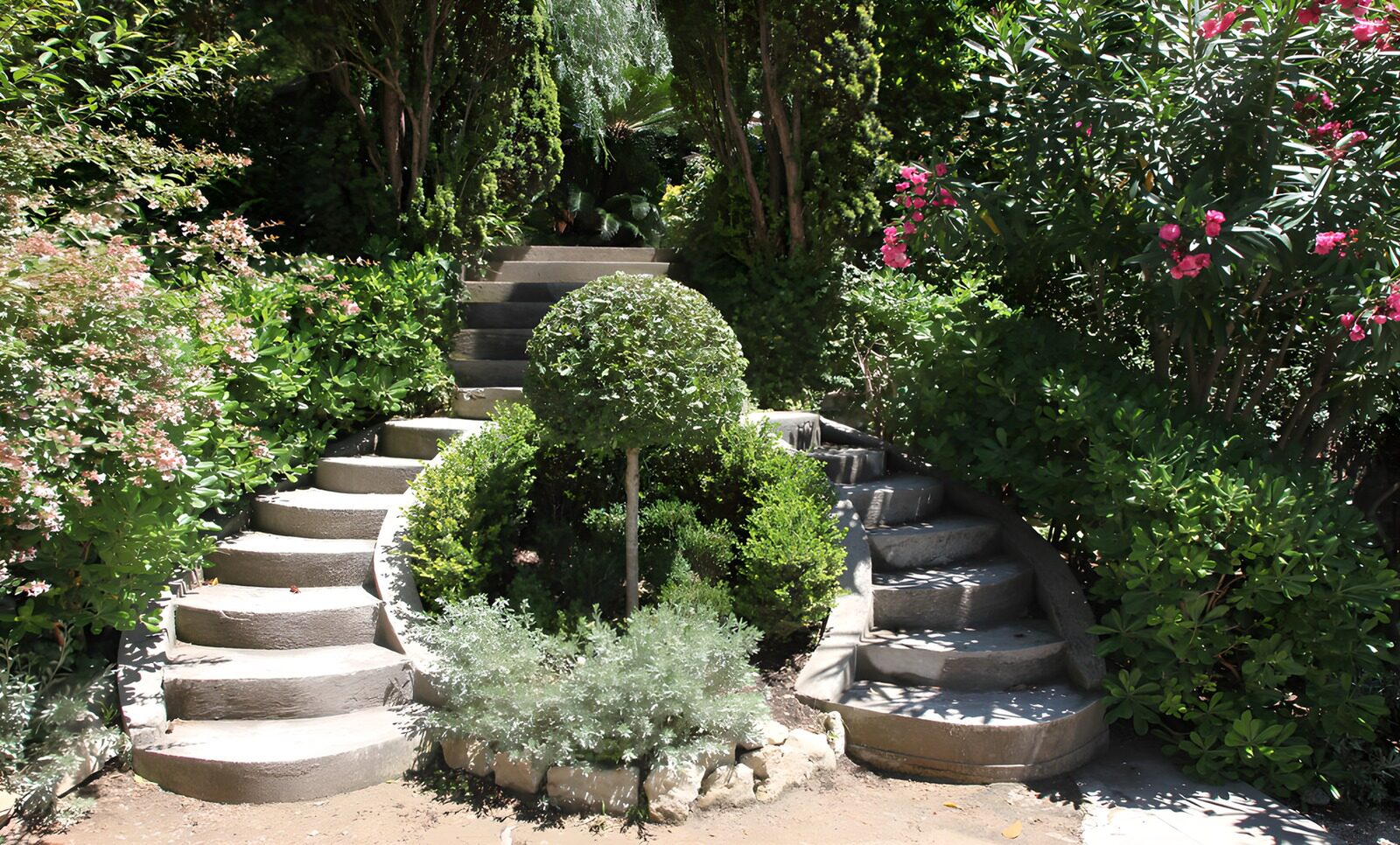 Prachtige tuin met trap en planten