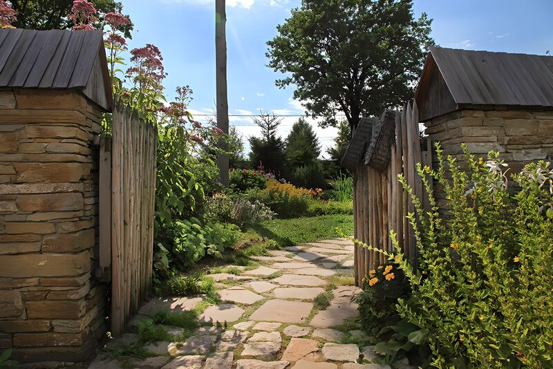 Landelijke Tuinpoort in Zomer