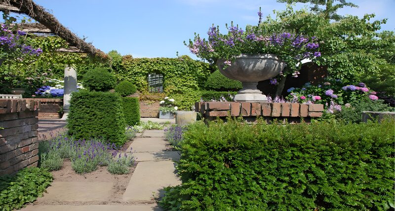 Rustige bloementuin met plantenbak