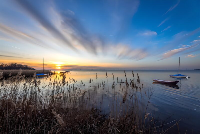Prachtige zonsondergang boven het meer
