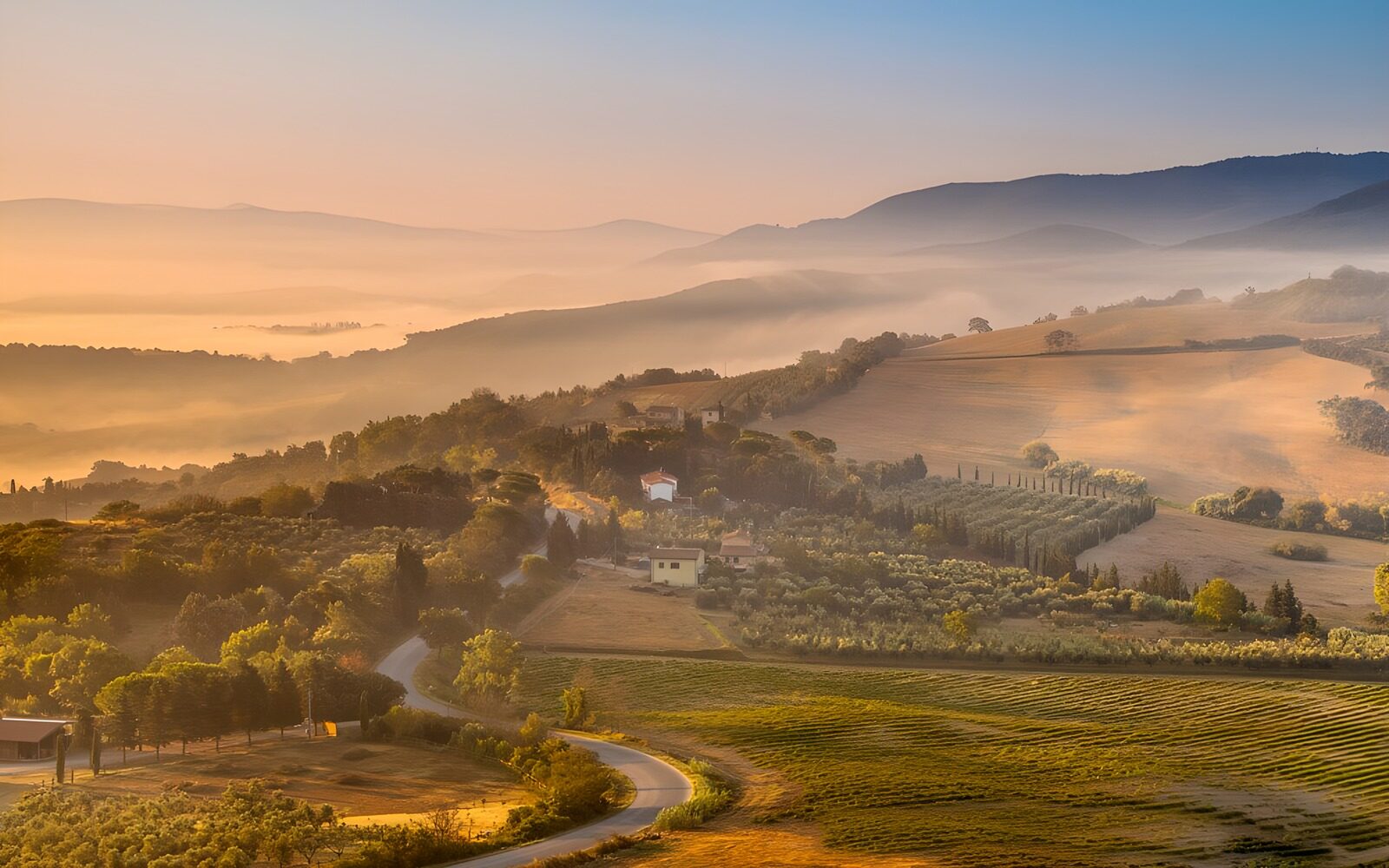 Mistige ochtend in de Toscaanse heuvels