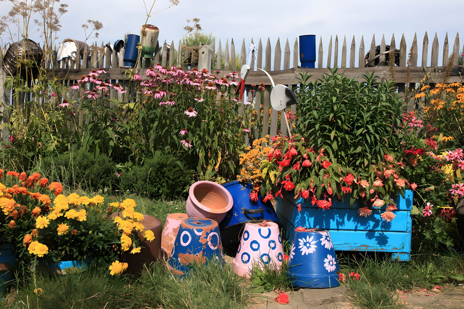 Kleurrijke tuin met bloempotten