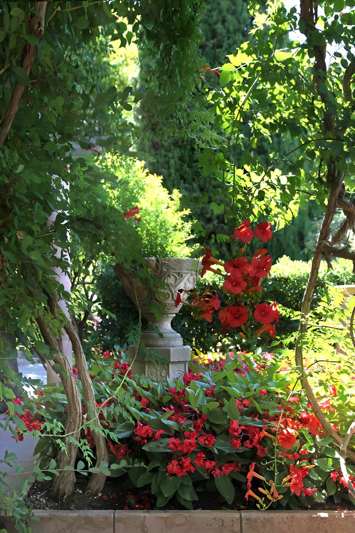 Prachtige bloementuin met urn