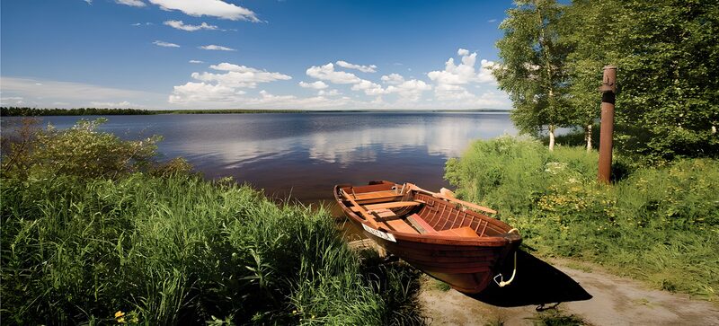 Rustige boot aan het meer