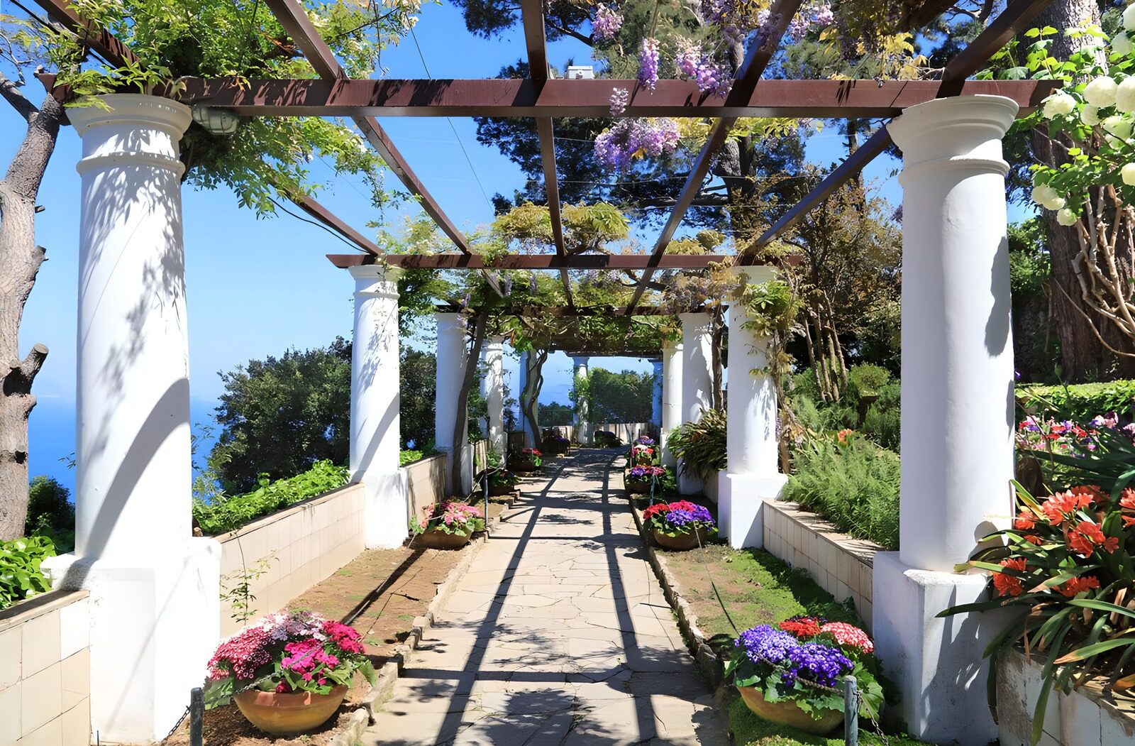 Prachtige tuin met pergola en bloemen