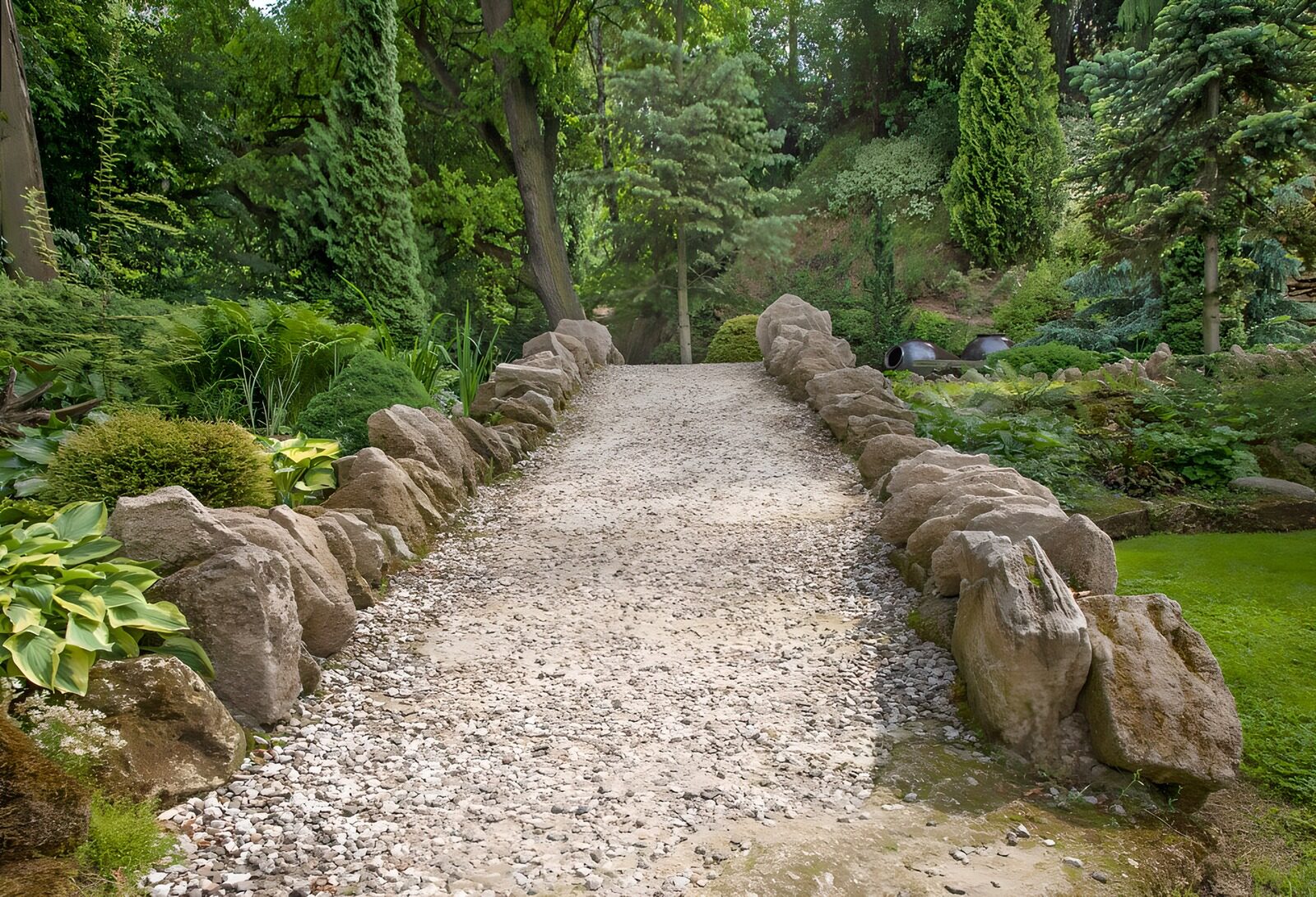 Rustige tuinweg omgeven door natuur