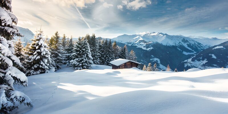 Sneeuwlandschap met berghut