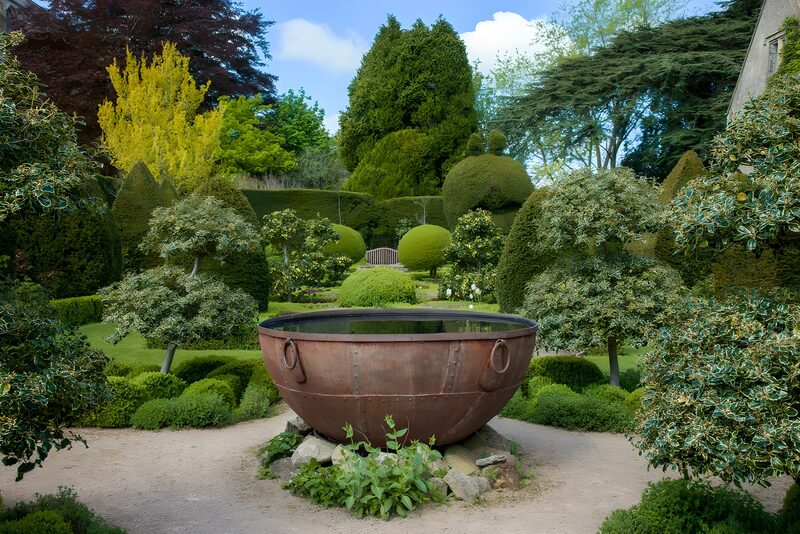 Sereen Tuin met Oude Waterpot