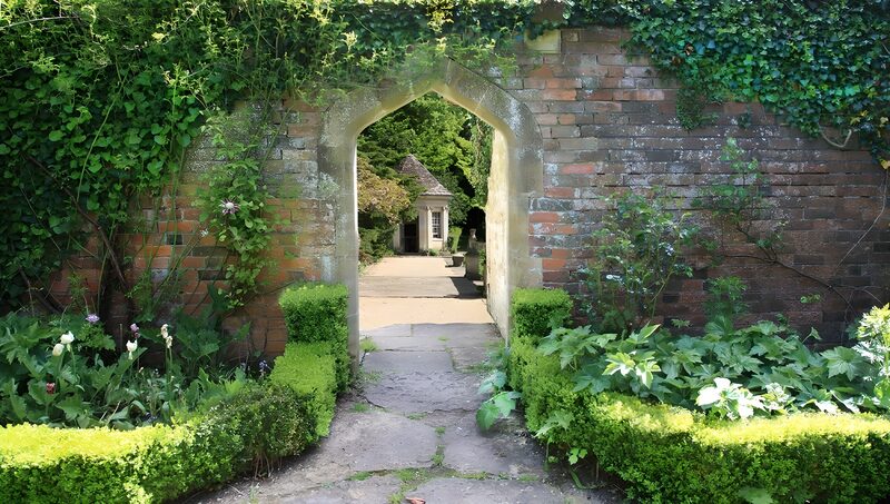 Betoverend tuinpad door de poort