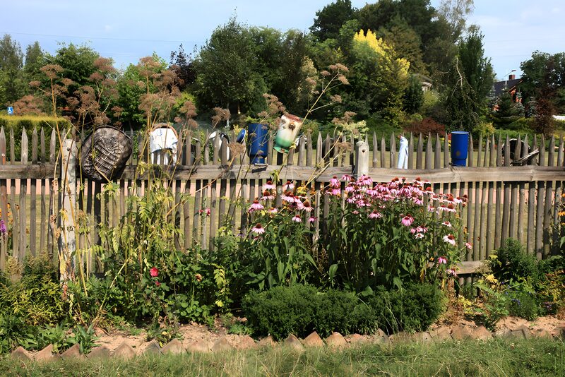 Kleurijke tuin met houten hek en bloemen