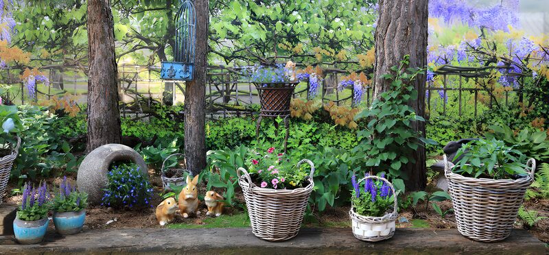 Schattige tuin met bloemen en konijnen