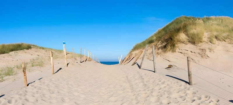 Zandpad naar de blauwe zee