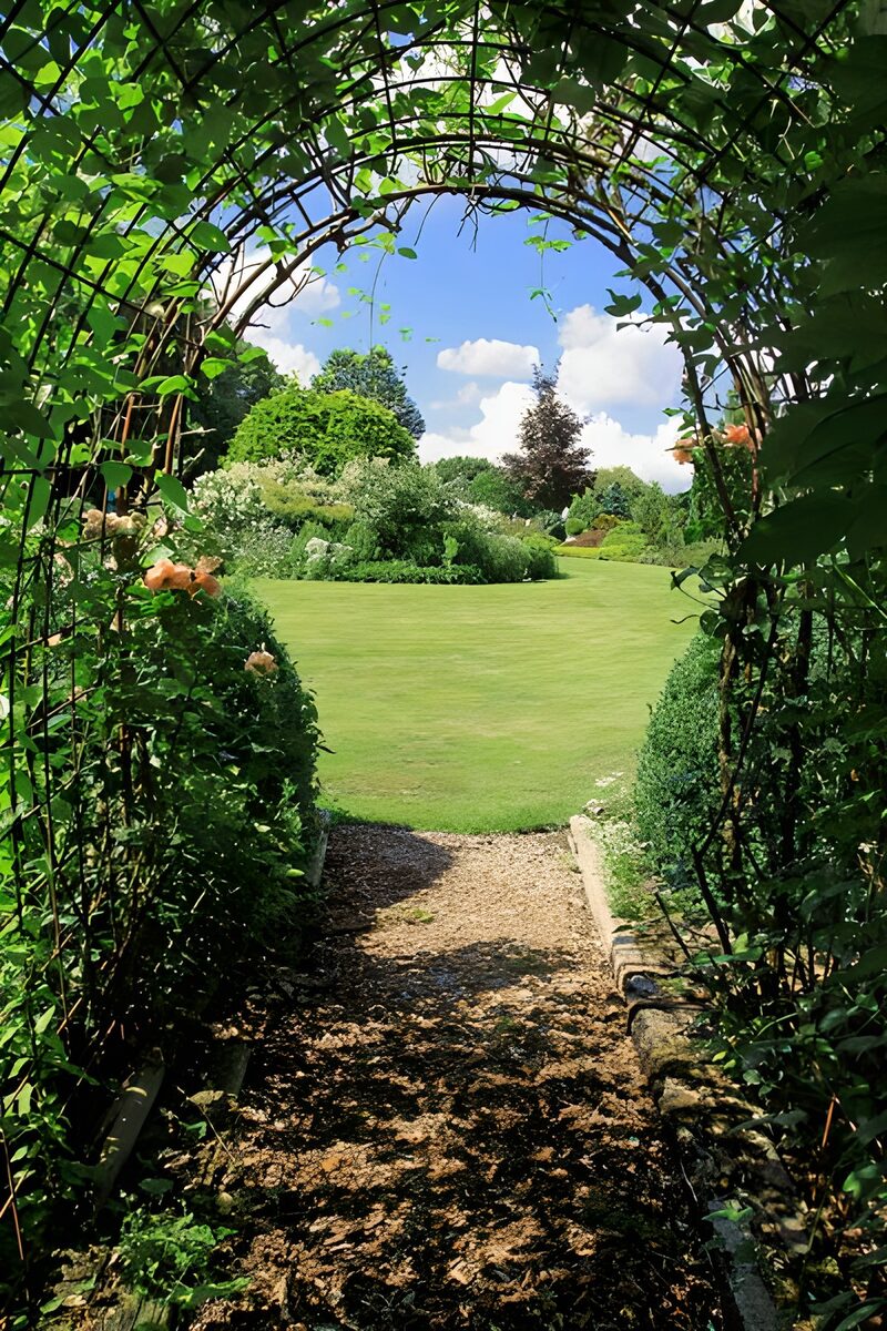 Betoverend tuinpad onder een boog