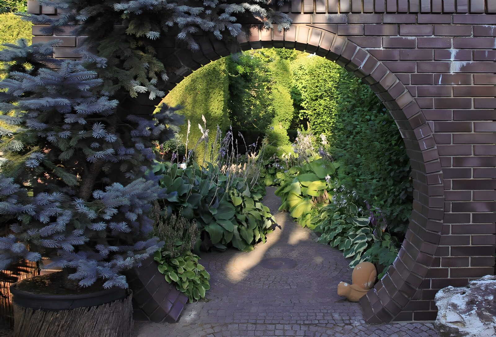 Rustige doorgang naar een weelderige tuin