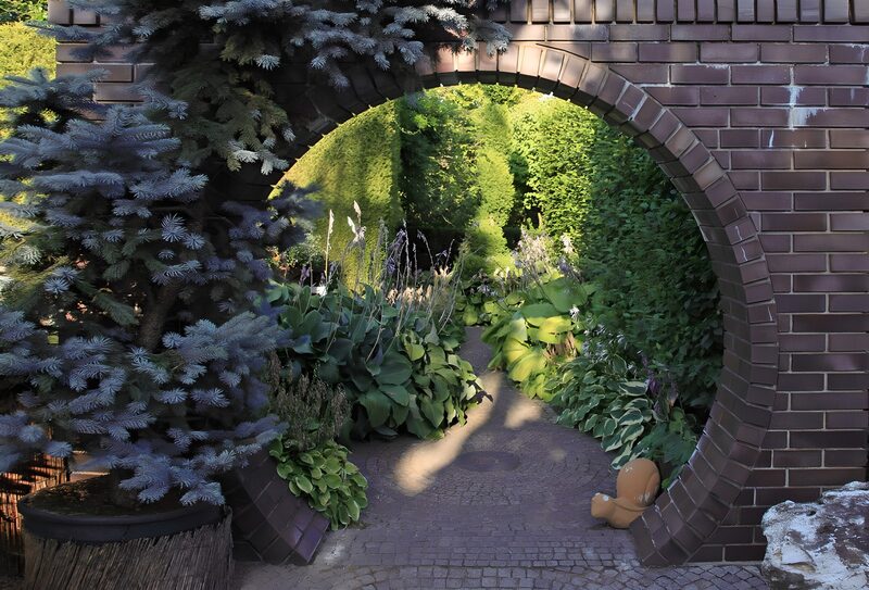 Rustige doorgang naar een weelderige tuin