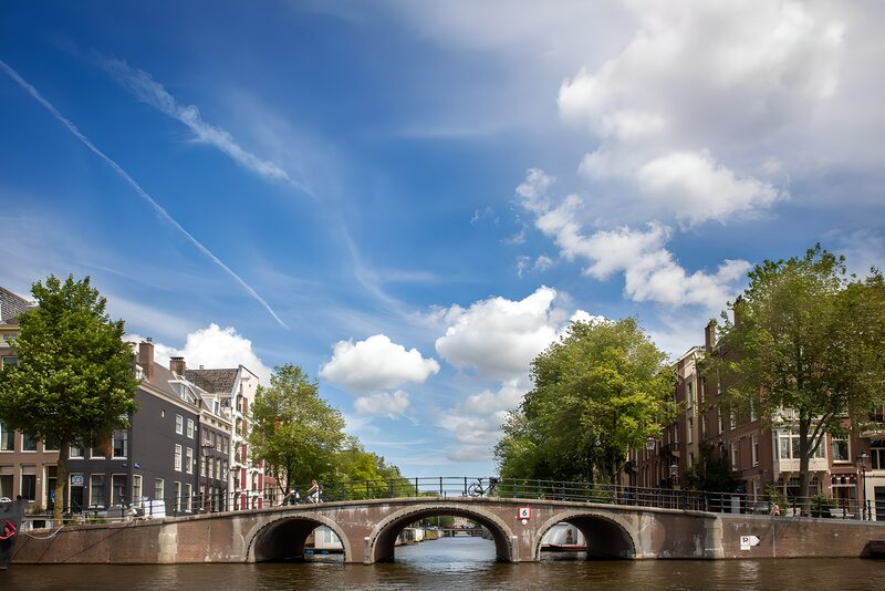 Mooi uitzicht op een Amsterdamse grachtenbrug