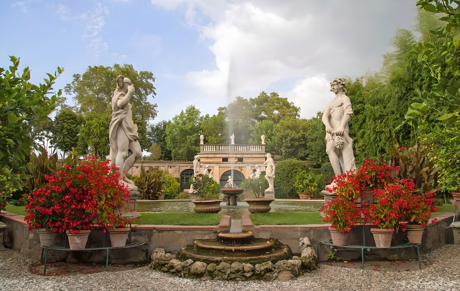 Prachtige tuin met standbeelden en fontein
