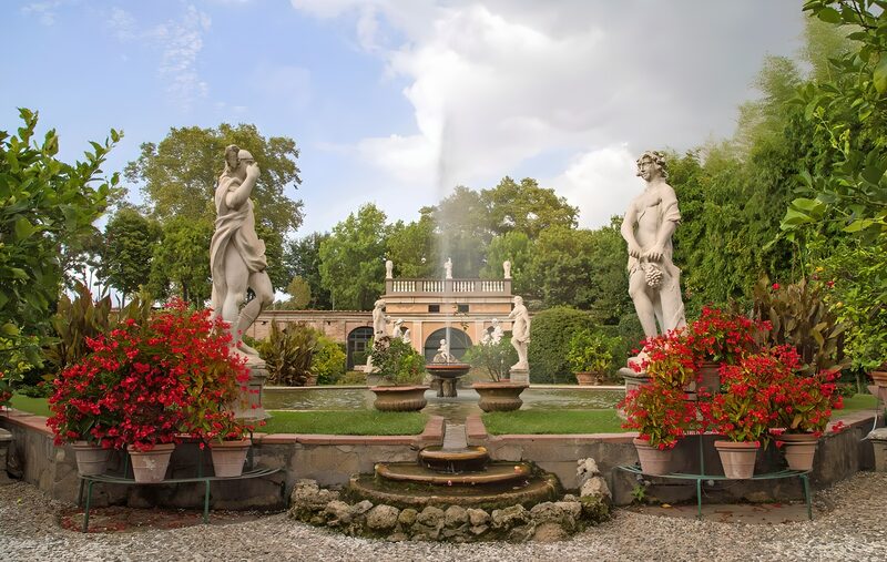 Prachtige tuin met standbeelden en fontein