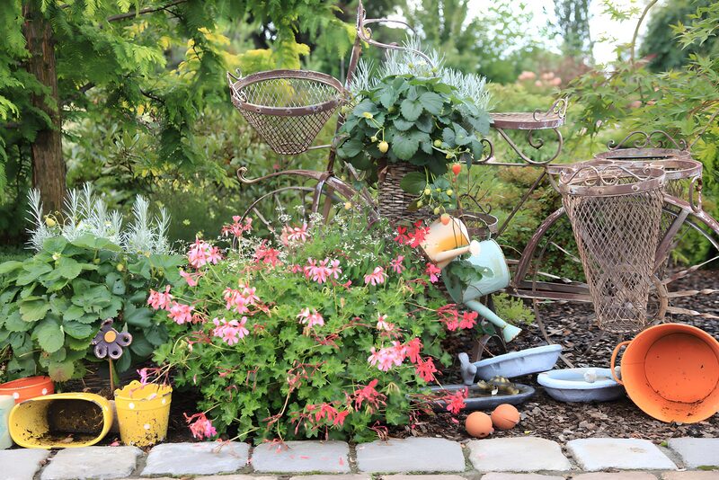 Bloemrijke fiets in de tuin